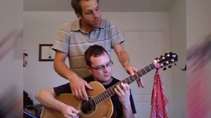 Une séance de guitare acoustique... à quatre mains !