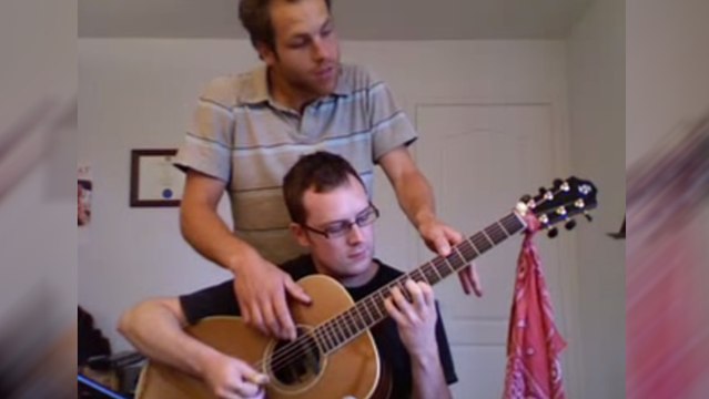 Une séance de guitare acoustique... à quatre mains !