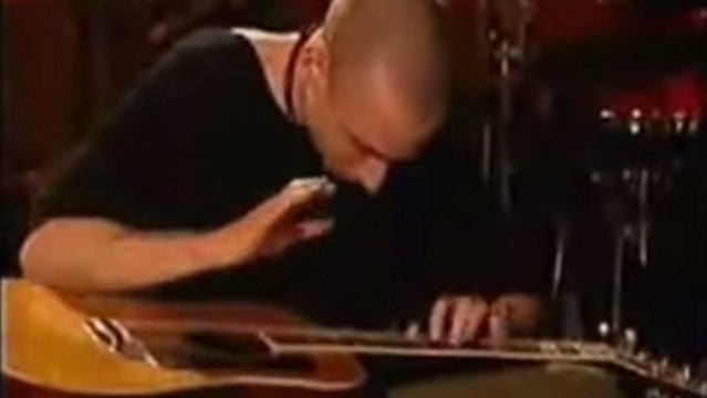 Erik Mongrain fait de la guitare d'une manière très surprenante