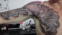 Un immense tatouage biomécanique sur la poitrine et le bras