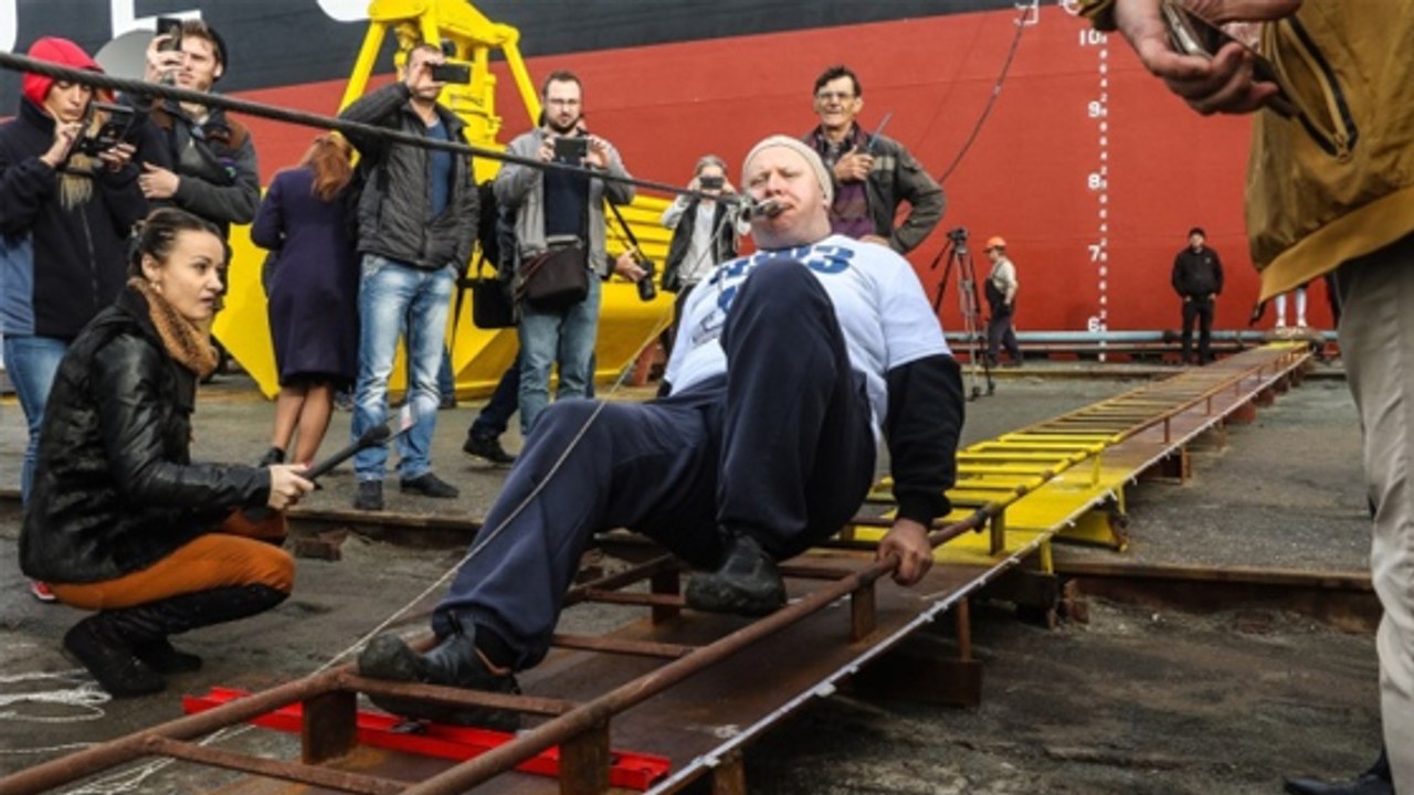 Oleg Skavysh entre dans le Livre des Records en tirant un bateau de 614 tonnes avec ses dents