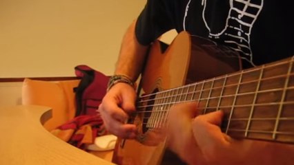 A la guitare, il rejoue le thème de '''Pirates des Caraïbes''