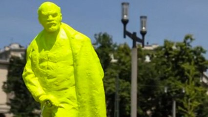 Pologne : un artiste crée une statue jaune fluo de Lénine en train d'uriner