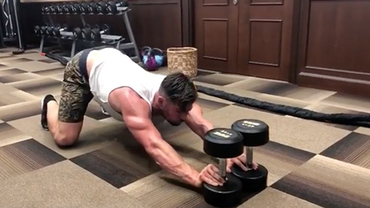 Le circuit d'entraînement avec deux haltères de Chris Hemsworth