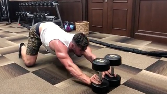 Le circuit d'entraînement avec deux haltères de Chris Hemsworth