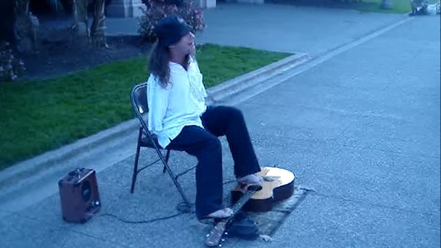 Sans mains, il joue de la guitare... avec les pieds !