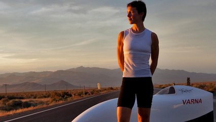 Au centre technique de PSA Peugeot Citroën, la cycliste Barbara Buatois a tenté de battre le record de distance en vélo couché