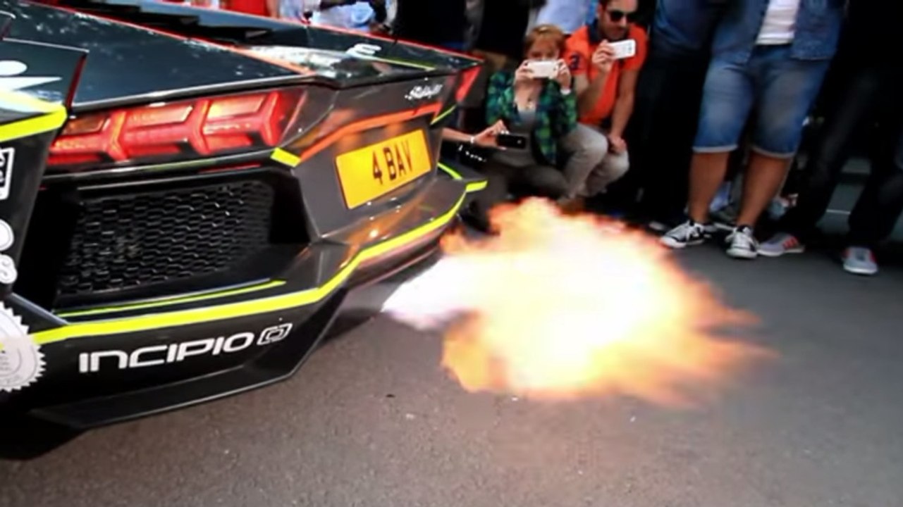 Une impressionnante Lamborghini Aventador crach...