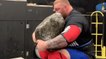 Thor Bjornsson pose une pierre de 194 kilos sur son épaule