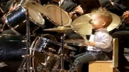 Un enfant de 3 ans accompagne un orchestre philarmonique à la batterie