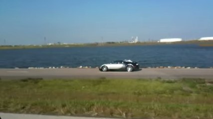 Une Bugatti Veyron fonce droit dans un lac