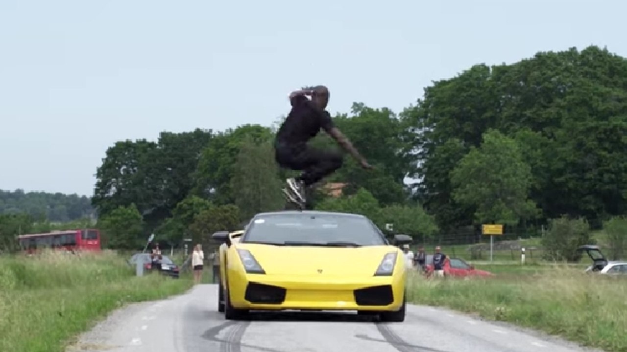 Cet homme saute par dessus une Lamborghini lancée à pleine vitesse