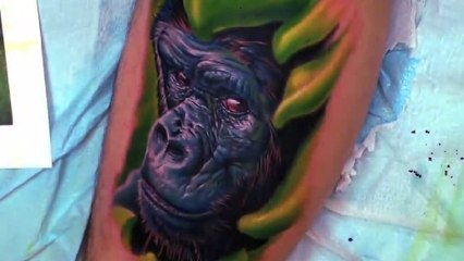 Mike DeVries réalise un tatouage de gorille plus vrai que nature !