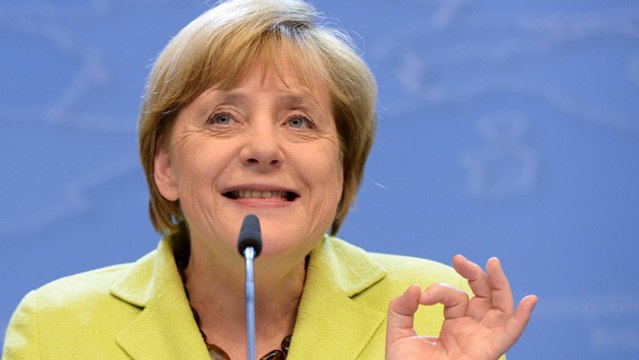 Un journaliste chante joyeux anniversaire à Angela Merkel et provoque un malaise !