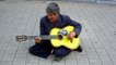 Un sans-abri fait un démonstration étonnante de guitare dans une rue belge