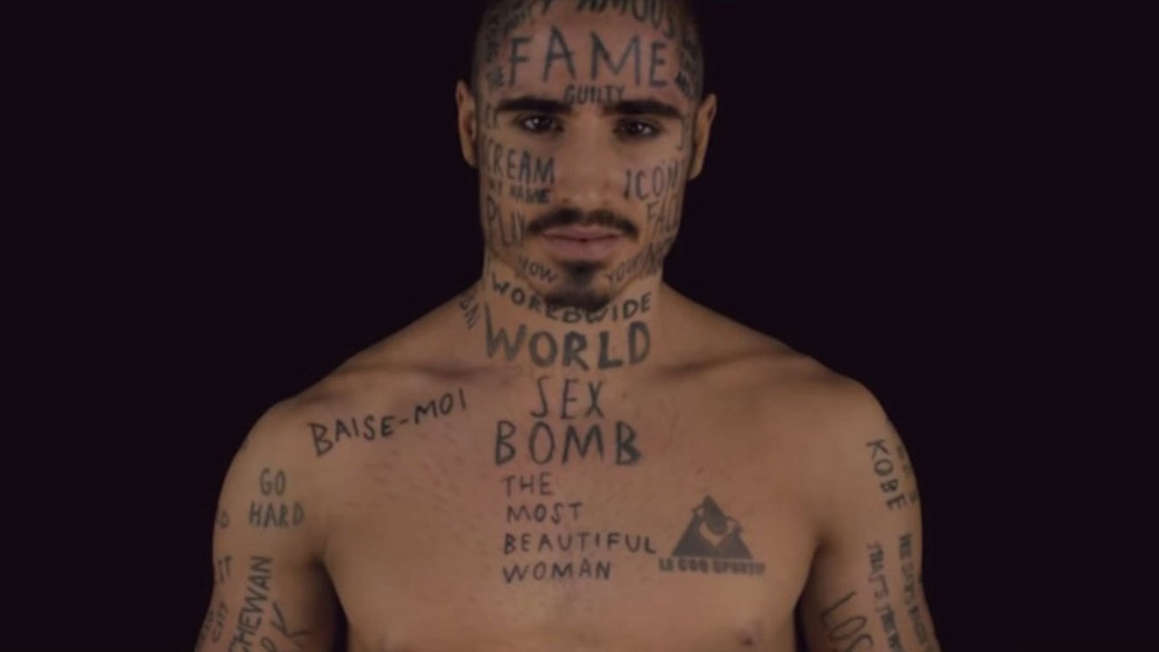 Tatouage : le mannequin Vin Los se tatoue 24 mots sur le visage