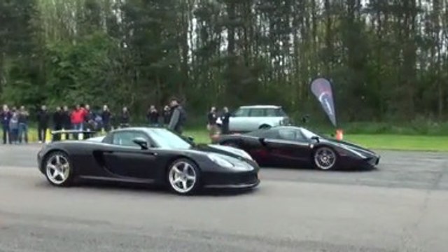 Une course entre une Ferrari Enzo et une Porsche Carrera GT