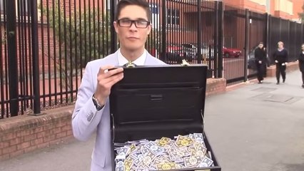 Il tente de payer une Ferrari avec des billets pas comme les autres