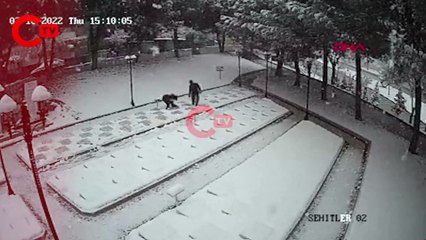 Çanakkale'de 2 genç, karla kaplanan şehitlikteki mezar taşlarını temizledi