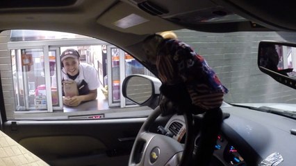 Les employés de ce fast-food ont été piégés par un singe !
