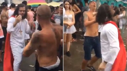 Insolite : Un homme déguisé en Jésus se bat au carnaval de Sao Paulo