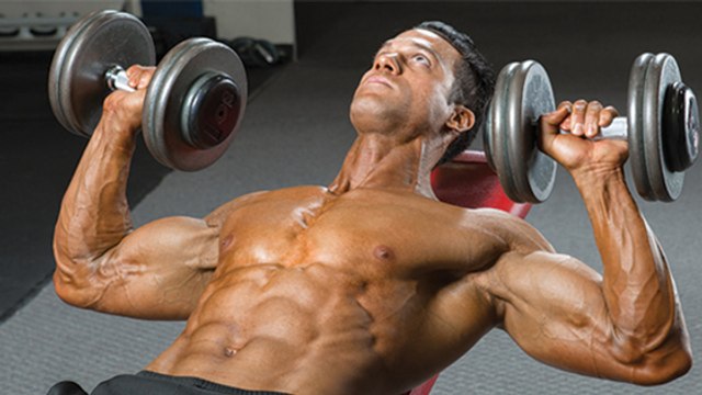 Commencer en développé incliné pour finir en développé couché, la technique de Don Saladino pour développer ses pectoraux