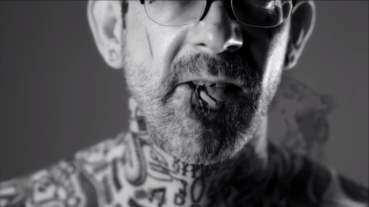 Mr. X, des tatouages apparaissent sur sa peau grâce à des effets visuels fascinants !