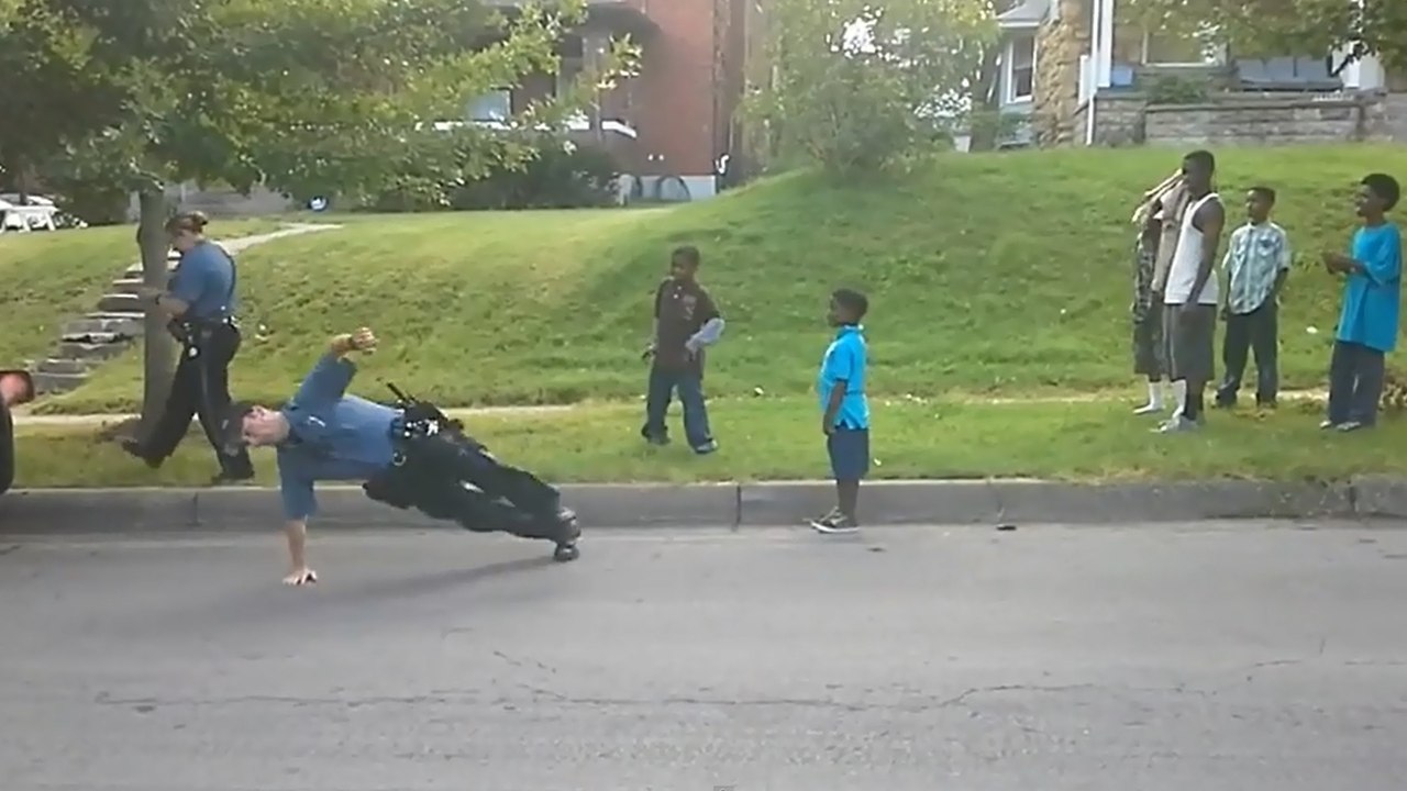 Un policier improvise une battle de danse avec des jeunes du quartier