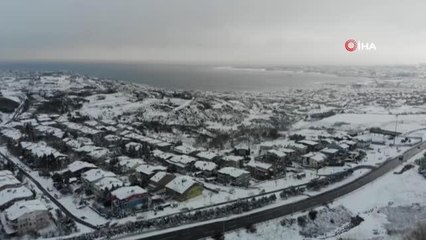Karla kaplanan evlerin çatıları ve E-5 karayolu havadan görüntülendi