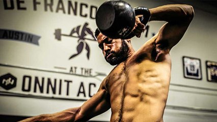 Eric Leija propose trois enchainements à faire avec seulement deux kettlebells