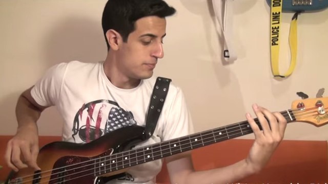 Cet artiste réalise un medley de 100 chansons à la basse