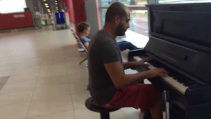 En plein aéroport, un pianiste a revisité ''La Lettre à Elise'' de Beethoven