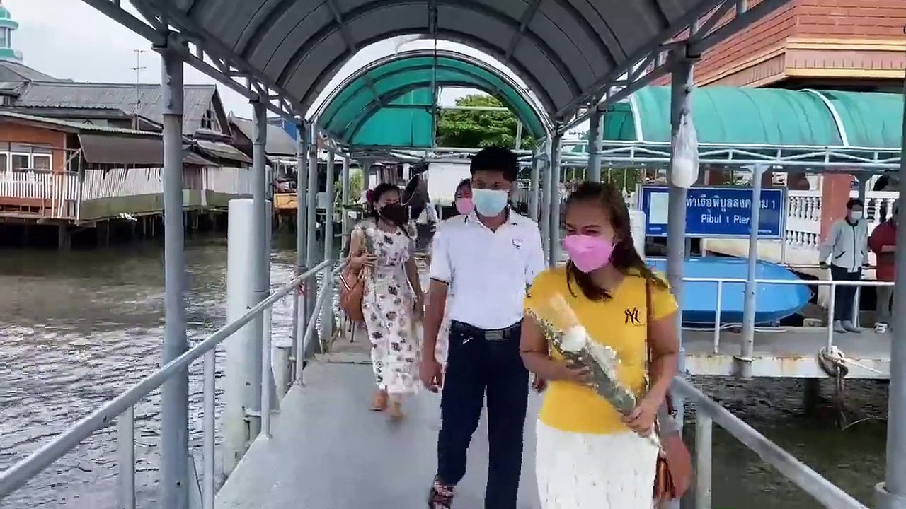 แฟนคลับ "แตงโม นิดา" วางดอกไม้ที่โป๊ะเรือ หลังลงทะเบียนร่วมงานศพไม่ได้ ชี้สงสัยถูกฆ่า