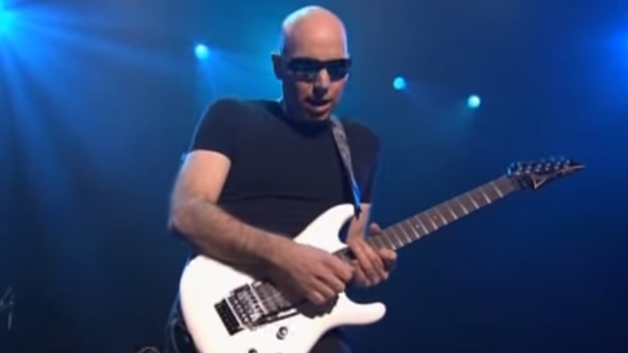 Joe Satriani en plein live sur "Flying In A Blue Dream"