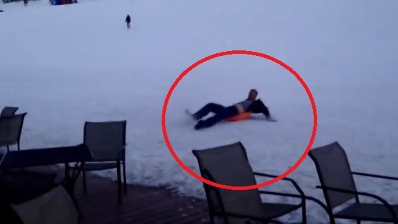 Il descend une pente en luge, mais rien ne se passe comme prévu !