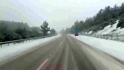 Çeşme Otoyolu'nda kar yağışı nedeniyle ulaşım durdu