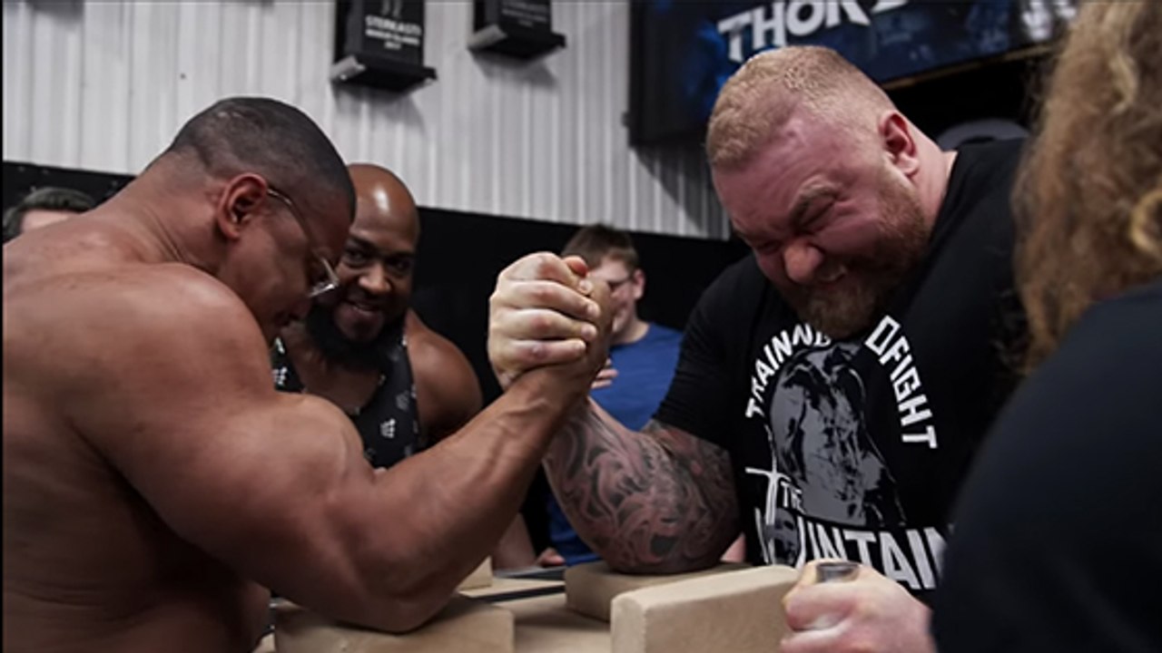 Le bodybuilder Larry Wheels affronte La Montagne au bras de fer Vidéo