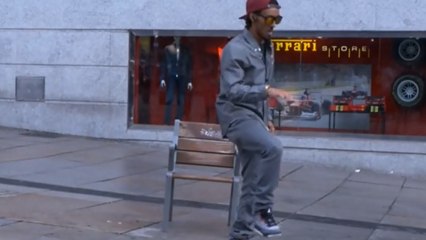 Un homme fait un show incroyable en pleine rue