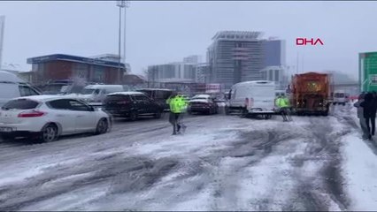 Bağcılar TEM Bağlantı Yolu'nda kalan araçları trafik polisleri itti