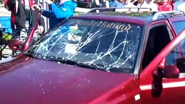 Les 160 décibels de cette Golf 3 peuvent détruire un pare-brise !