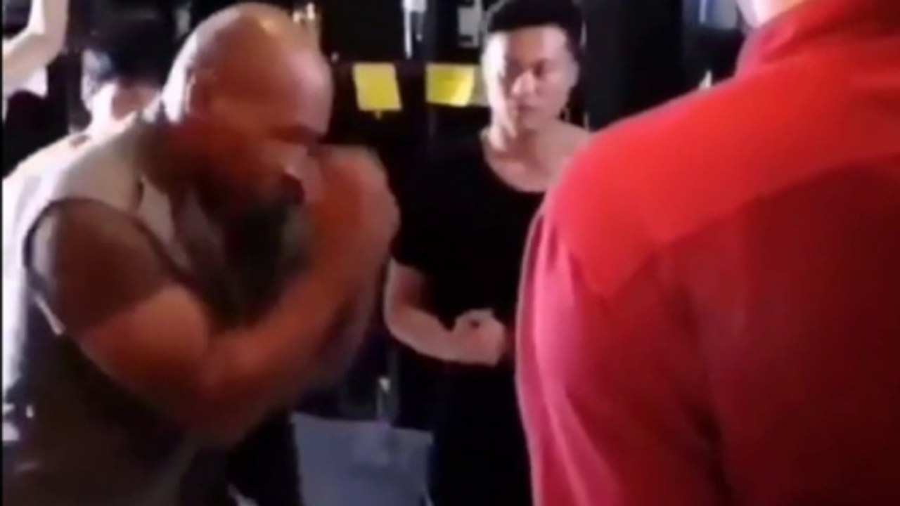 Mike Tyson a de beaux restes à 52 ans, sa séance de boxe en plein tournage
