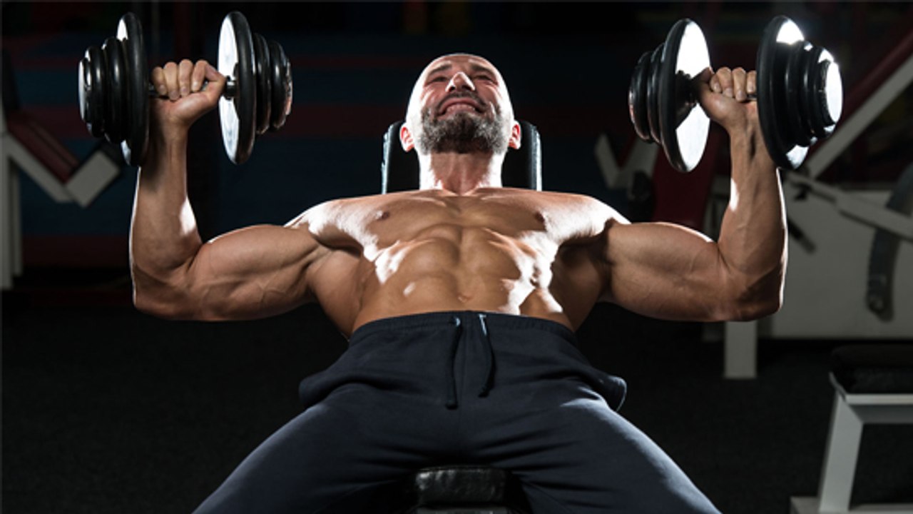 Un exercice de développé couché pour garder les pectoraux sous tension