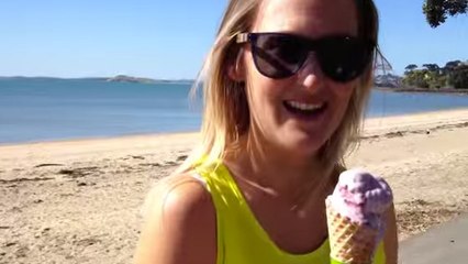 Cette fille aurait dû regarder à deux fois avant de manger sa glace !