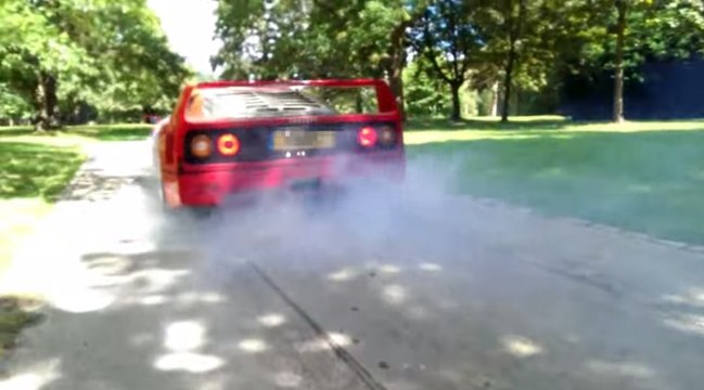 Le bruit impressionnant de la Ferrari F40 pendant un burnout