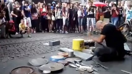 A Berlin, un batteur de rue étonne le public avec son talent