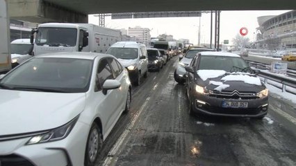 Mahmutbey Gişeleri'nde trafik durma noktasına geldi
