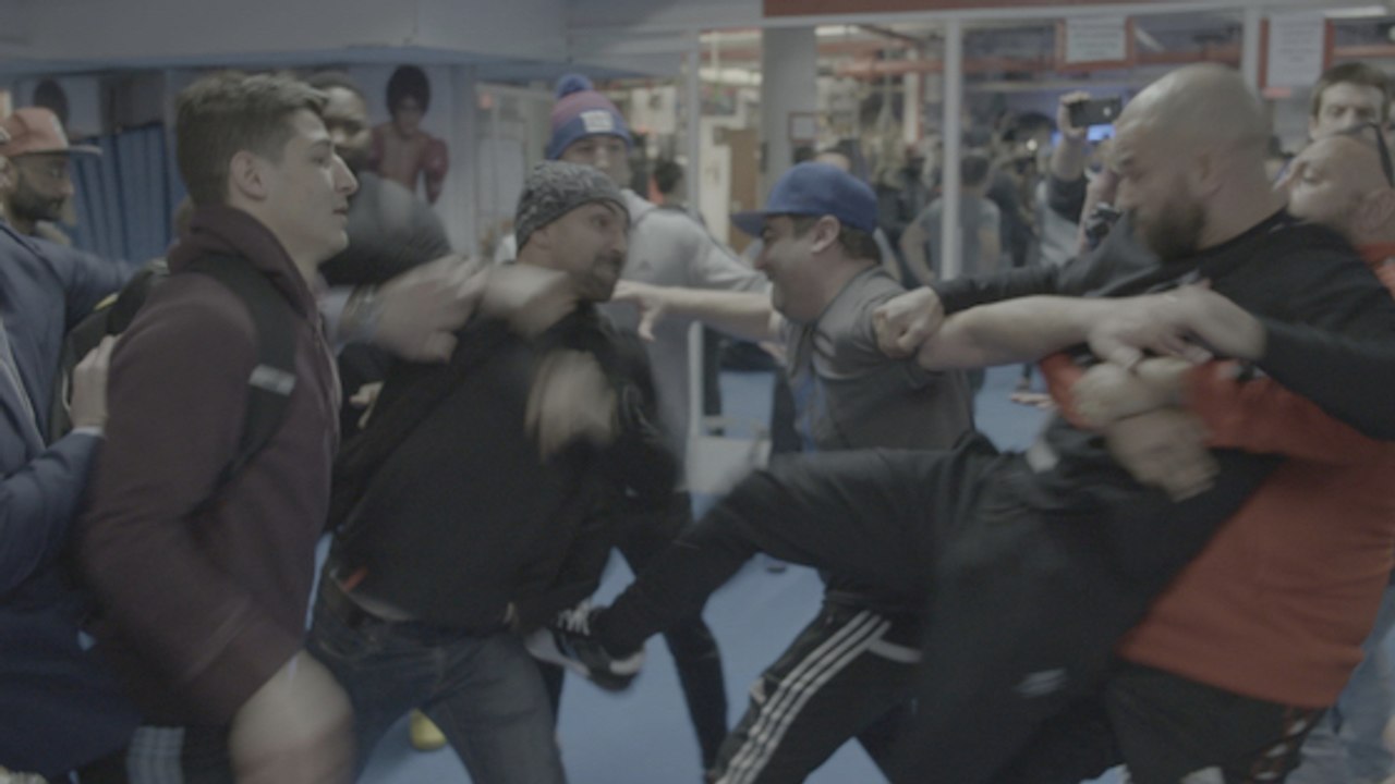 Malignaggi gifle Lobov pendant la promotion de son combat à mains nues