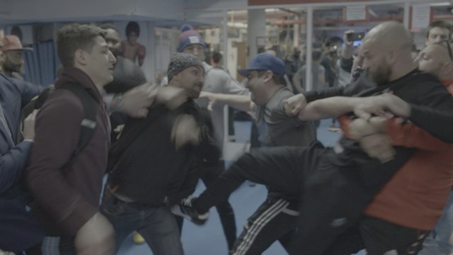 Malignaggi gifle Lobov pendant la promotion de son combat à mains nues