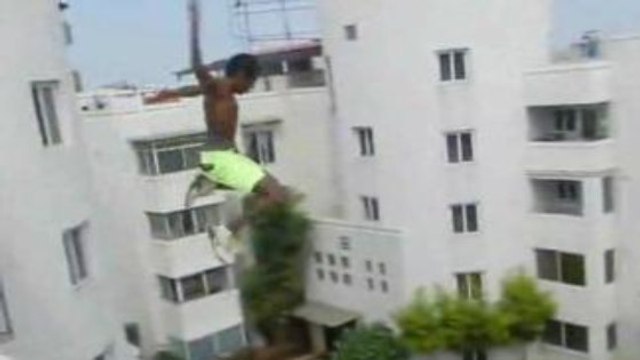 Un homme saute de 5 étages et atterrit dans une piscine