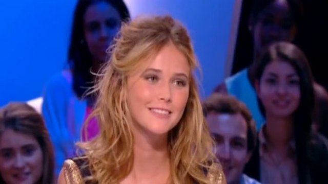 Le Grand Journal : Raphaëlle Dupire parodie le livre de Valérie Trierweiler pour sa dernière météo